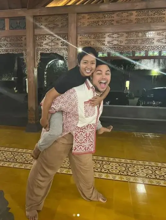 Bukan cuma bisa melakukan pekerjaan macam-macam, Soimah juga bisa loh digendong oleh Ivan Gunawan. (Foto: Instagram/@showimah)