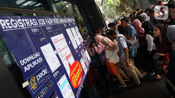Pencari kerja mencari informasi lowongan pekerjaan saat acara Job Fair di kawasan Jakarta, Rabu (27/11/2019). Job Fair tersebut digelar dengan menawarkan lowongan berbagai sektor untuk mengurangi angka pengangguran. (Liputan6.com/Johan Tallo)
