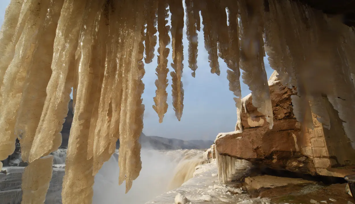Foto pada 9 Desember 2020 ini menunjukkan pemandangan musim dingin objek wisata Air Terjun Hukou di wilayah Jixian, Provinsi Shanxi, China utara. Air terjun Hukou terletak di daerah perbatasan antara Provinsi Shanxi di China utara dan Provinsi Shaanxi di China barat laut. (Xinhua/Lyu Guiming)