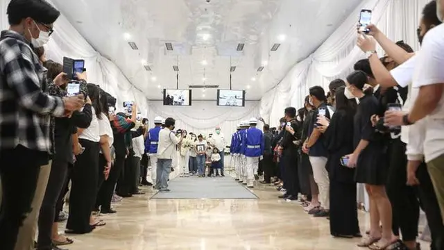 7 Momen Haru Jelang Kremasi Jenazah Laura Anna, Penuh Isak Tangis