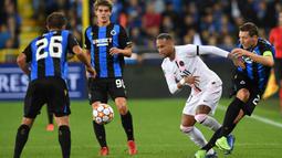 PSG langsung menekan melalui Neymar dan mendominasi permainan di awal laga, namun Brugge cukup sigap untuk merapatkan pertahanan. (Foto: AFP/John Thys)