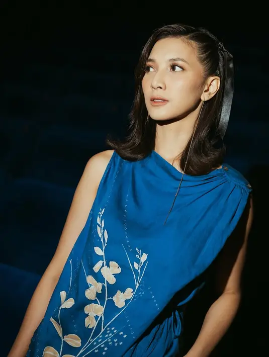 Wajah Sheila Dara terlihat lebih natural dengan makeup flawless berlipstik nude [@sheiladaisha]