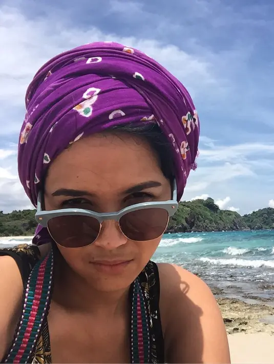 Masih ditempat yang sama, Dinda mengaku telah dua bulan belakangan kembali menetap di Jakarta. Meski merasakan enak saat tinggal di Bali, ia banyak merasakan kangen dengan Jakarta. Ditambah lagi banyak keluarganya yang di Jakarta. (Instagram/dindakanyaa)