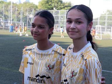 Pemain keturunan, Noa Leatomu (kanan) dan Estella Loupatty berfoto bersama setelah ikut berlatih di Lapangan ABC, Senayan, Jakarta, Rabu (26/06/2024). (Bola.com/M Iqbal Ichsan)