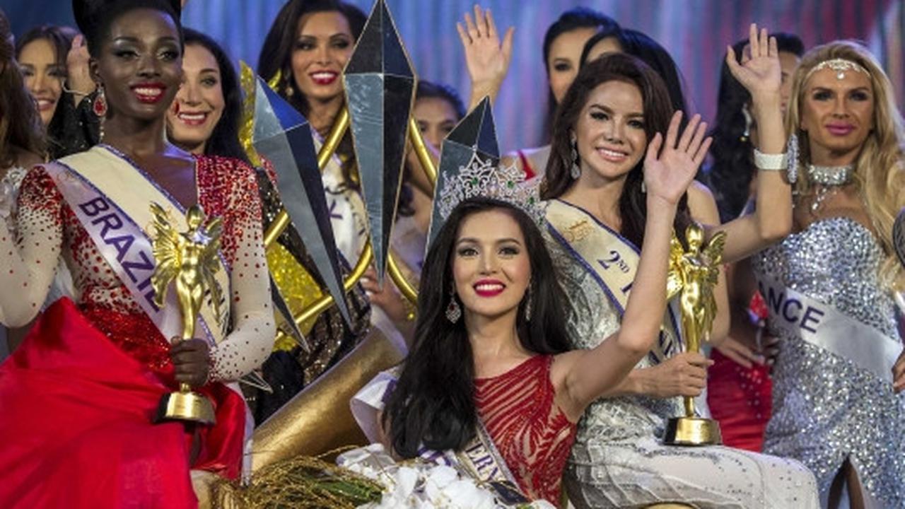 Wajah bahagia waria Filipina pemenang Miss International Queen 2015