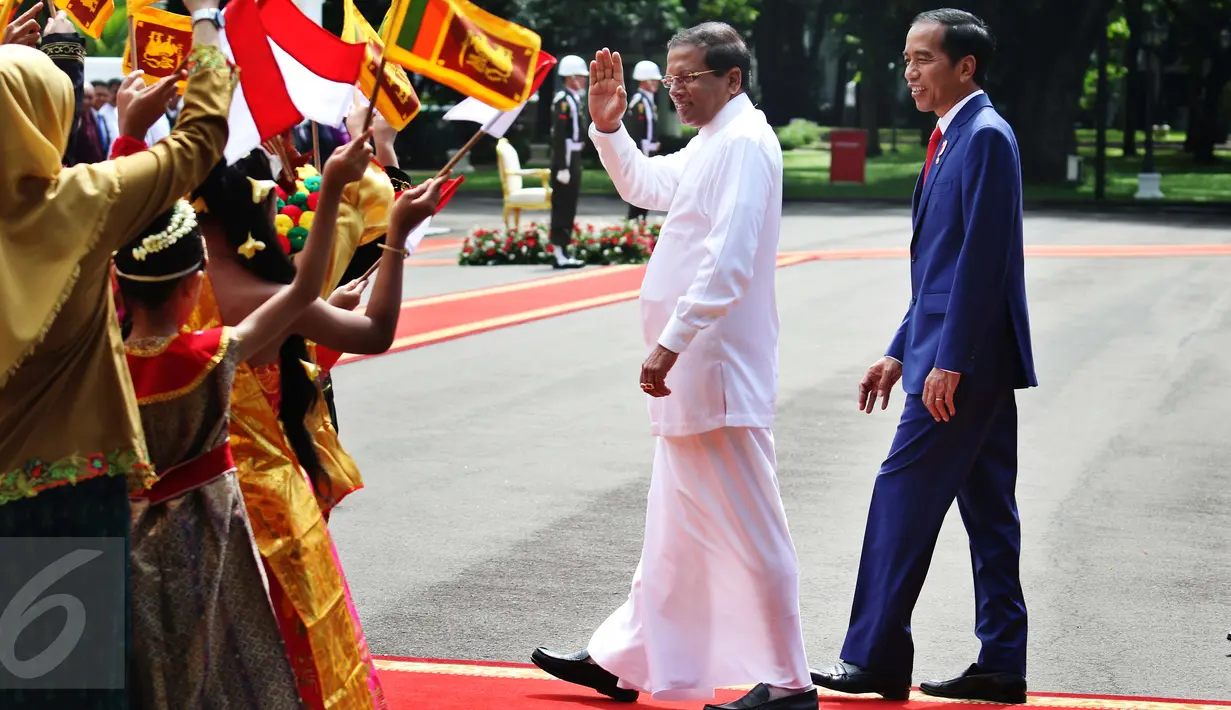Presiden Jokowi (kiri) mendampingi Presiden Republik Sosialis Demokratik Sri Lanka Maithripala Sirisena di Istana Merdeka, Jakarta, Rabu (8/3). Pertemuan tersebut untuk menjalin hubungan antara kedua negara. (Liputan6.com/Angga Yuniar)