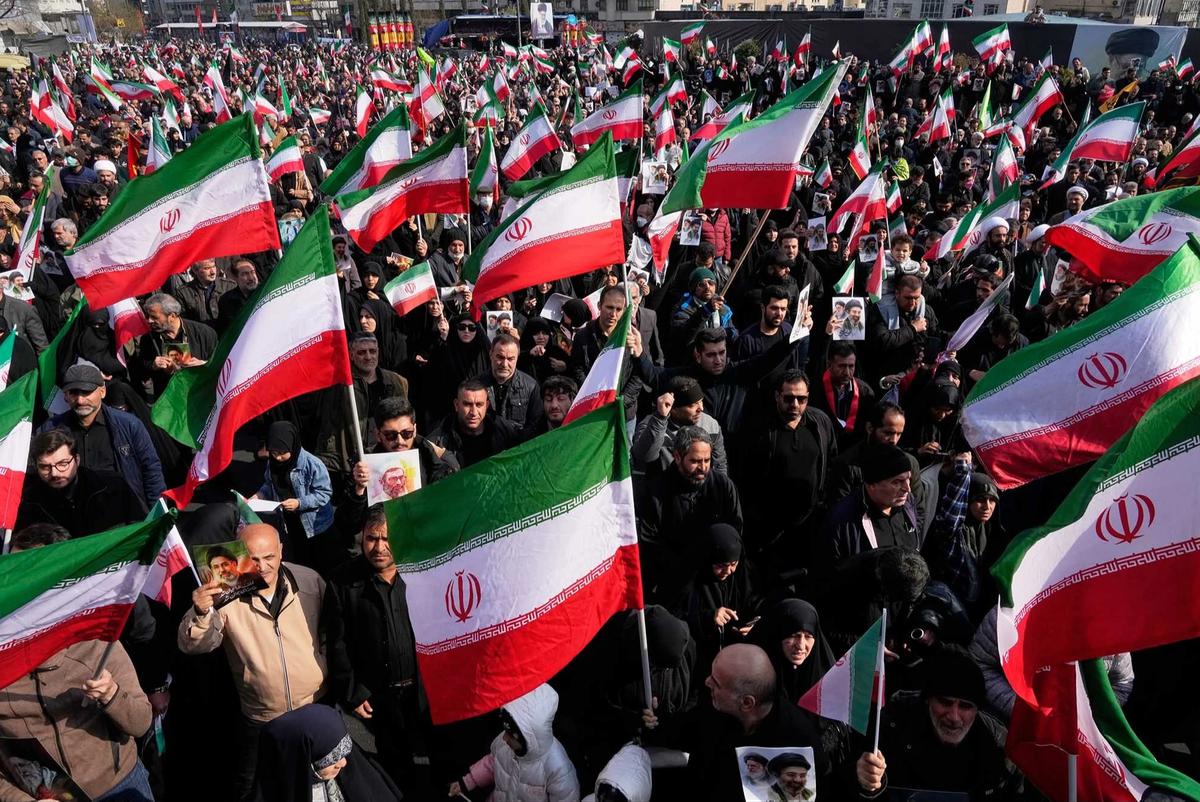 FOTO: Ribuan Warga Iran Turun ke Jalan Dukung Mojtaba Khamenei