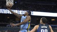 Guard Memphis Grizzlies Mario Chalmers (kiri) coba memasukkan bola pada laga NBA 2017-2018 melawan Orlando Magic di Amway Center, Sabtu (3/3/2018) atau Minggu (4/3/2018) WIB.  (AP Photo/Phelan M. Ebenhack)