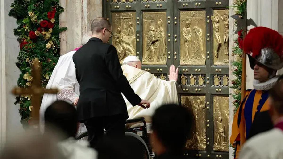 Buka Pintu Suci Basilika Santo Petrus, Paus Fransiskus Mulai Yubileum 2025