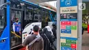 Bus Transjakarta menaikkan penumpang di halte kawasan Jalan Sudirman, Jakarta, Selasa (31/1/2023). Dinas Perhubungan (Dishub) DKI masih melakukan evaluasi tarif integrasi transportasi di Jakarta yakni Transjakarta, MRT, dan LRT. (Liputan6.com/Angga Yuniar)
