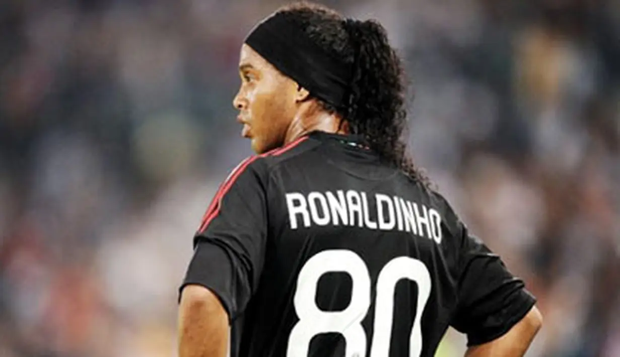 Ekspresi muram Ronaldinho seusai laga Lazio kontra AC Milan yang berakhir 1-1 di Stadio Olimpico, Roma, 22 September 2010. AFP PHOTO/VINCENZO PINTO 