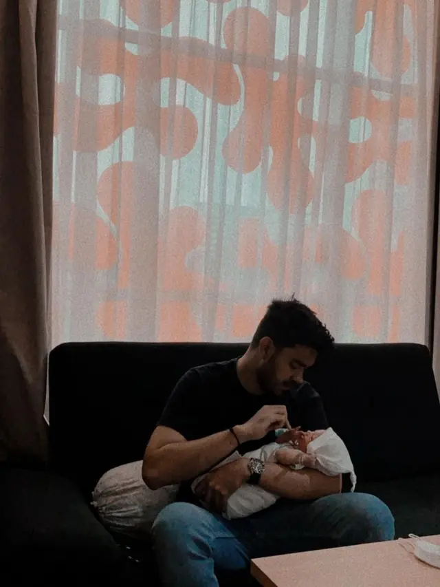 Faradilla Yoshi melahirkan anak pertama, Bryan Mckenzie bagikan momen menimang bayinya (Foto: Instagram @bryanmckenziee)