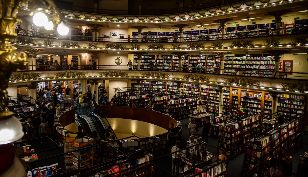 Pemandangan toko buku "El Ateneo Grand Splendid" di Buenos Aires, Argentina pada Rabu (9/1). Pada 2019, El Ateneo Grand Splendid dinobatkan sebagai toko buku terindah nomor dua di dunia oleh National Geographic. (RONALDO SCHEMIDT / AFP)