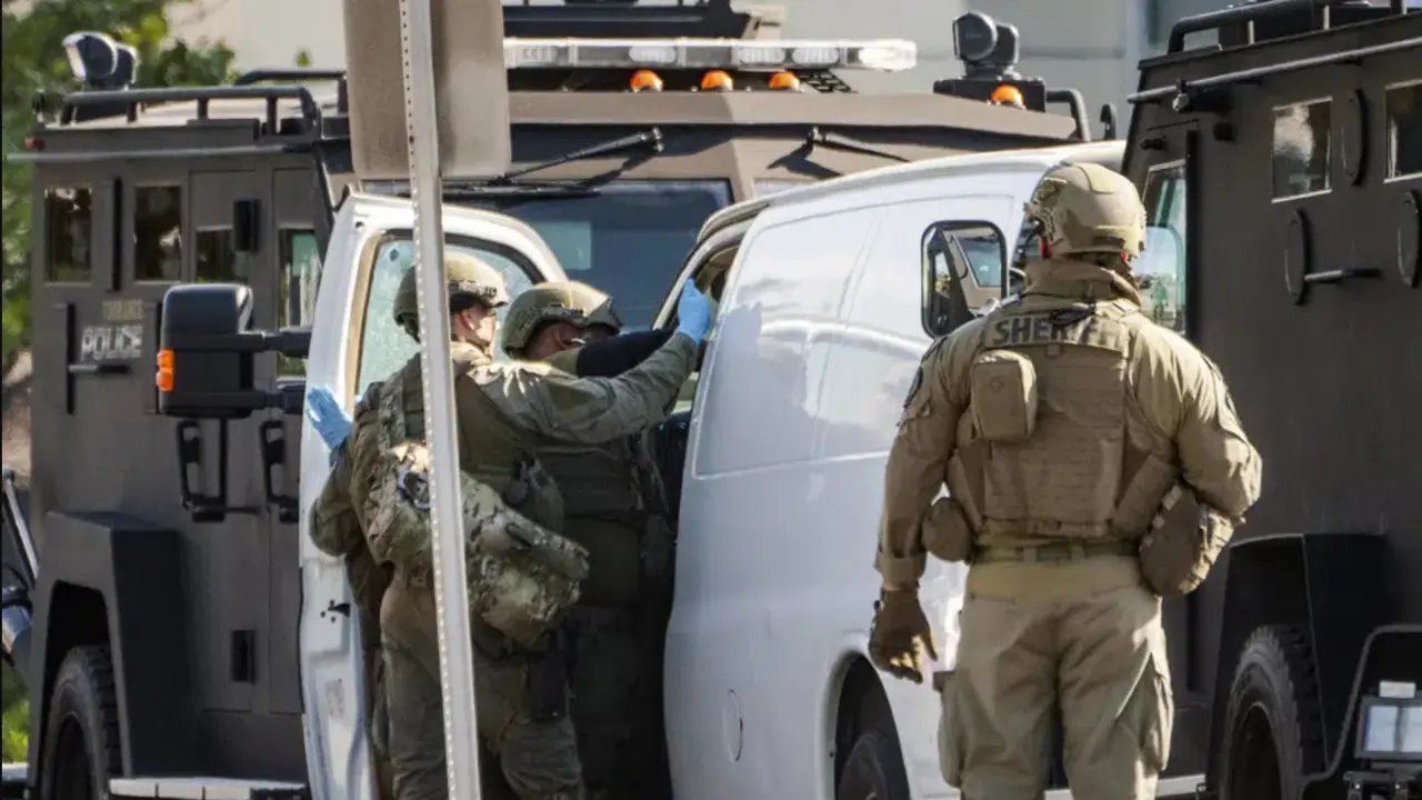 Polisi menemukan sebuah van putih yang diduga milik pelaku penembakan Imlek di Los Angeles.