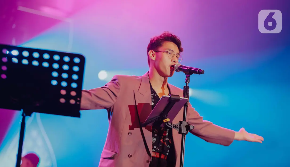 Penyanyi Ardhito Pramono beraksi pada Jakarta International BNI Java Jazz Festival 2020 di Jakarta, Sabtu (29/2/2020). Ardhito membawakan sejumlah lagu seperti Bila, Bitter Love, dan Fake Optics. (Liputan6.com/Faizal Fanani)