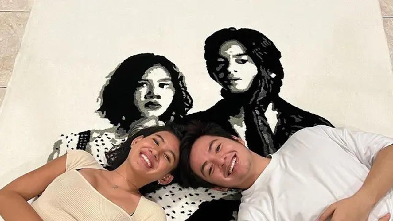 3. Hubungan asmara Angga dan Shenina sudah melangkah 3-4 tahun dengan indahnya.