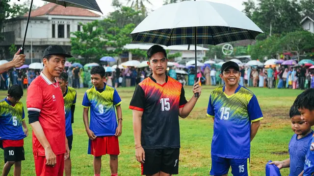 Presiden Joko Widodo (Jokowi) bermain bola bersama Ketum PSI Kaesang Pangarep dan Sekjen PSI Raja Juli Antoni di Lapangan Gamplong, Moyudan, Sleman, pada Sabtu (27/1/2024).