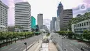 Suasana lalu lintas sekitar proyek MRT Fase II Bundaran HI-Harmoni di Jalan M.H. Thamrin, Jakarta, Rabu (10/2/2021). Proyek yang awalnya ditargetkan selesai pada Desember 2024 tersebut molor menjadi Maret 2025. (Liputan6.com/Faizal Fanani)