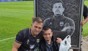 Cinta Tanpa Batas, Bobotoh asal Aceh Beri Hadiah Lukisan untuk Pemain dan Pelatih Persib