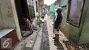 Warga Bukit Duri membongkar pintu rumahnya setelah mendapatkan SP 2 dari Pemprov DKI Jakarta, Rabu (7/9). Pemprov DKI layangkan Surat Peringatan (SP) 2 untuk warga Bukit Duri yang terdampak normalisasi Kali Ciliwung. (Liputan6.com/Yoppy Renato)