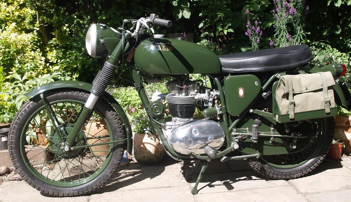 BSA B40 menjadi generasi penerus BSA M20. Motor ini biasa digunakan untuk menyampaikan berita radio serta distribusi barang atau logistik dengan tambahan tas dan rak bagasi. (Source: british-classic-motorcycles.co.uk)
