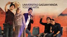 Aktor Iko Uwais berfoto bersama seorang peserta saat acara talkshow dalam rangkaian Emtek Goes To Campus di Graha Sabha Pramana, UGM, Yogyakarta, 2 November 2016. (Bola.com/Arief Bagus)