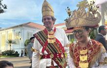 Wamen Stella Bagi-bagi Hadiah Saat Karnaval Kemerdekaan di Monas