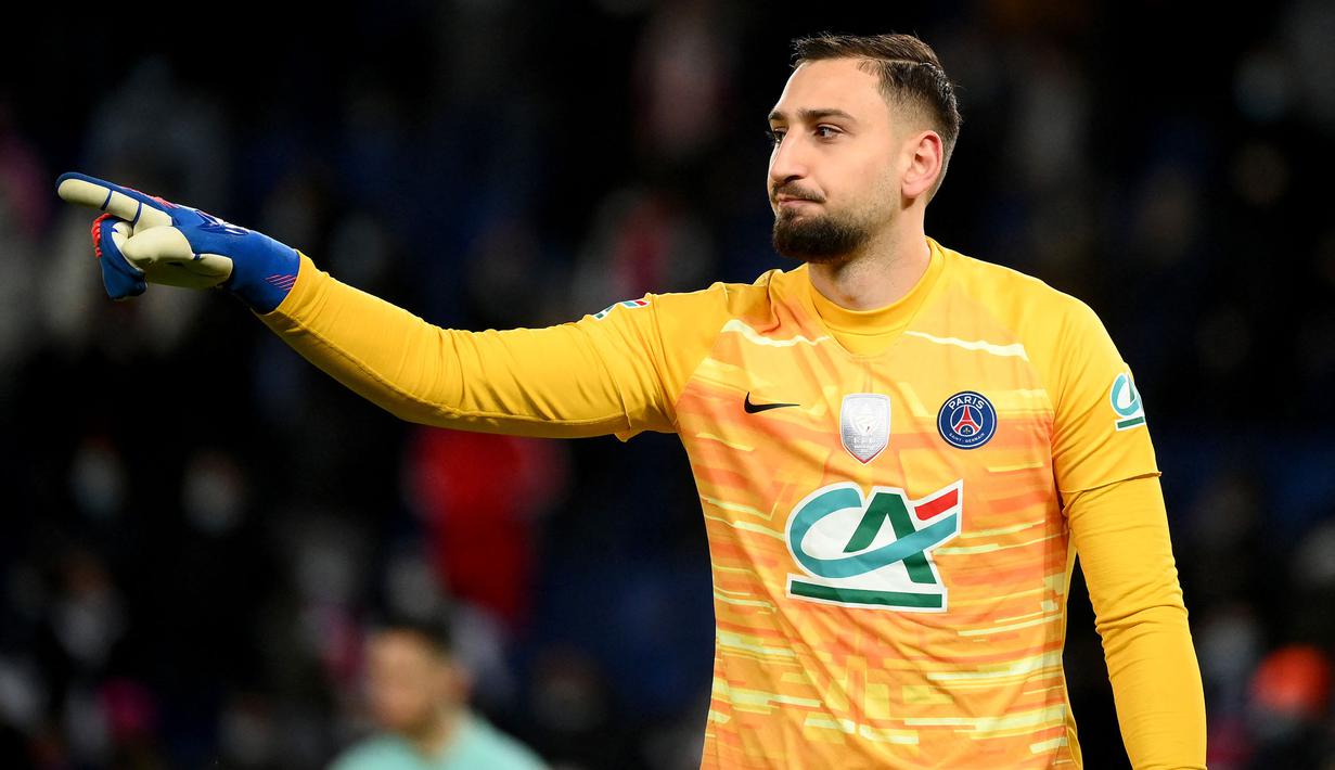 <p>Mino Raiola bergerak cepat untuk menjadi agen Gianluigi Donnarumma saat sang kiper baru dipromosikan ke tim utama. Namun, Raiola juga banyak dibenci oleh Milanisti karena dianggap mengompori Donnarumma untuk tidak memperpanjang kontrak di AC Milan dan pindah ke PSG pada tahun lalu. (AFP/Franck Fife)</p>