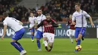 Striker AC Milan, Gonzalo Higuain, mencetak satu gol saat mengalahkan Sampdoria 3-2 dalam laga lanjutan Serie A 2018-2019, di San Siro, Senin (29/10/2018) dini hari WIB. (AP Photo/Luca Bruno)