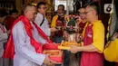 Warga keturunan Tionghoa membawa patung dewa saat Festival Cap Go Meh 2023 di kawasan Glodok, Jakarta, Minggu (5/2/2023). Sebanyak 23 joli atau tandu diarak keliling sebagai penutup rangkaian perayaan Tahun Baru Imlek yang dilaksanakan pada tanggal ke-15 bulan pertama penanggalan Tionghoa. (Liputan6.com/Faizal Fanani)