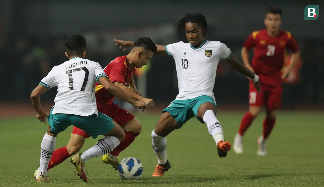 <p>Pemain Timnas Indonesia U-19, Ronaldo Kwateh (kanan) berusaha merebut bola dari pemain Vietnam&nbsp;saat laga Grup A Piala AFF U-19 2022 antara Timnas Indonesia U-19 melawan Timnas Vietnam U-19 di Stadion Patriot Candrabhaga, Bekasi, Jawa Barat, Sabtu (02/07/2022). (Bola.com/Ikhwan Yanuar)</p>