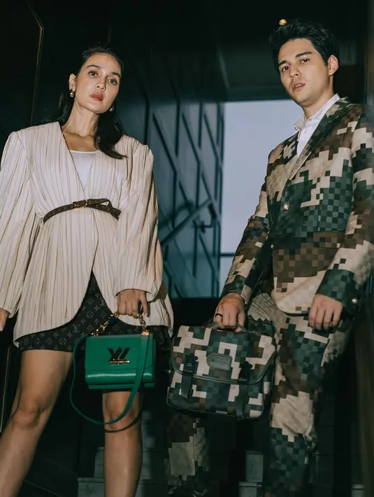 Sama-sama aktif di dunia modelling, Luna Maya dan Maxime Bouttier kerap photoshoot bersama. Di potret ini, keduanya hadirkan chemistry yang kuat dengan busana dari Louis Vuitton. [@lunamaya]