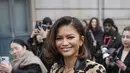 Zendaya tersenyum setelah menghadiri koleksi ready-to-wear Louis Vuitton Fall/Winter 2023-2024 selama acara Paris Fashion Week di Prancis, Senin (6/3/2023). Aktris berusia 26 tahun itu mencuri perhatian dengan memamerkan sosoknya yang mencengangkan dalam balutan pakaian bermotif hewan yang menonjolkan atasan bikini dan rok mini yang minim.(AP Photo/Christophe Ena)