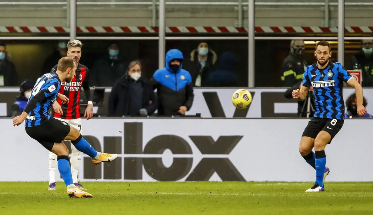 Gelandang Inter Milan, Christian Eriksen, mencetak gol lewat tendangan bebas ke gawang AC Milan pada laga perempat final Coppa Italia di Giuseppe Meazza, Selasa (26/1/2021). Inter Milan menang dengan skor 2-1. (AP/Antonio Calanni)