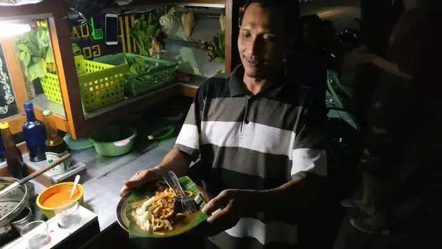 Kenikmatan Mi Goreng Kuah Jawa Beralas Daun Pisang