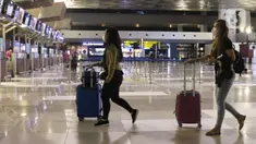 Penumpang melintas di aera cek in pesawat terbang di terminal 3, Bandara Soetta, Tangerang, Banten, Rabu (15/12/2021). Pemerintah mengeluarkan aturan perjalanan terbaru selama periode libur Natal tahun 2021 dan perayaan tahun baru 2022 semakin ketat. (Liputan6.com/Angga Yuniar)