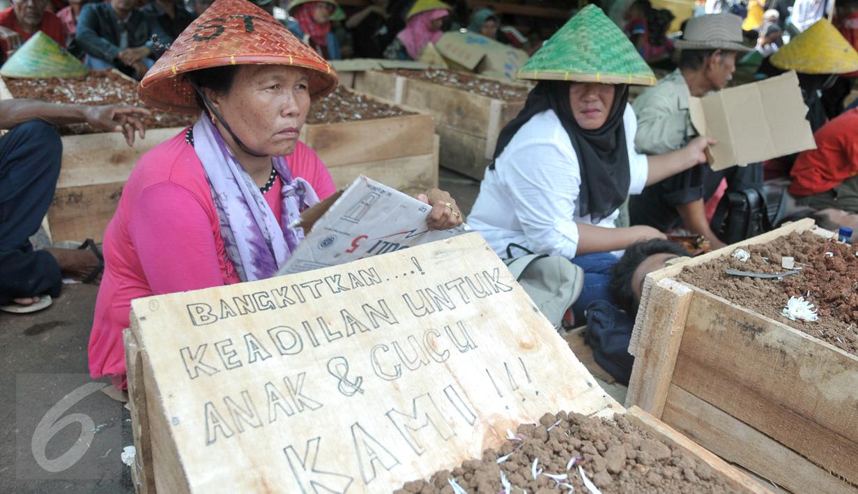 Hari May Day, Petani Telukjambe Gelar Aksi Kubur Diri ...