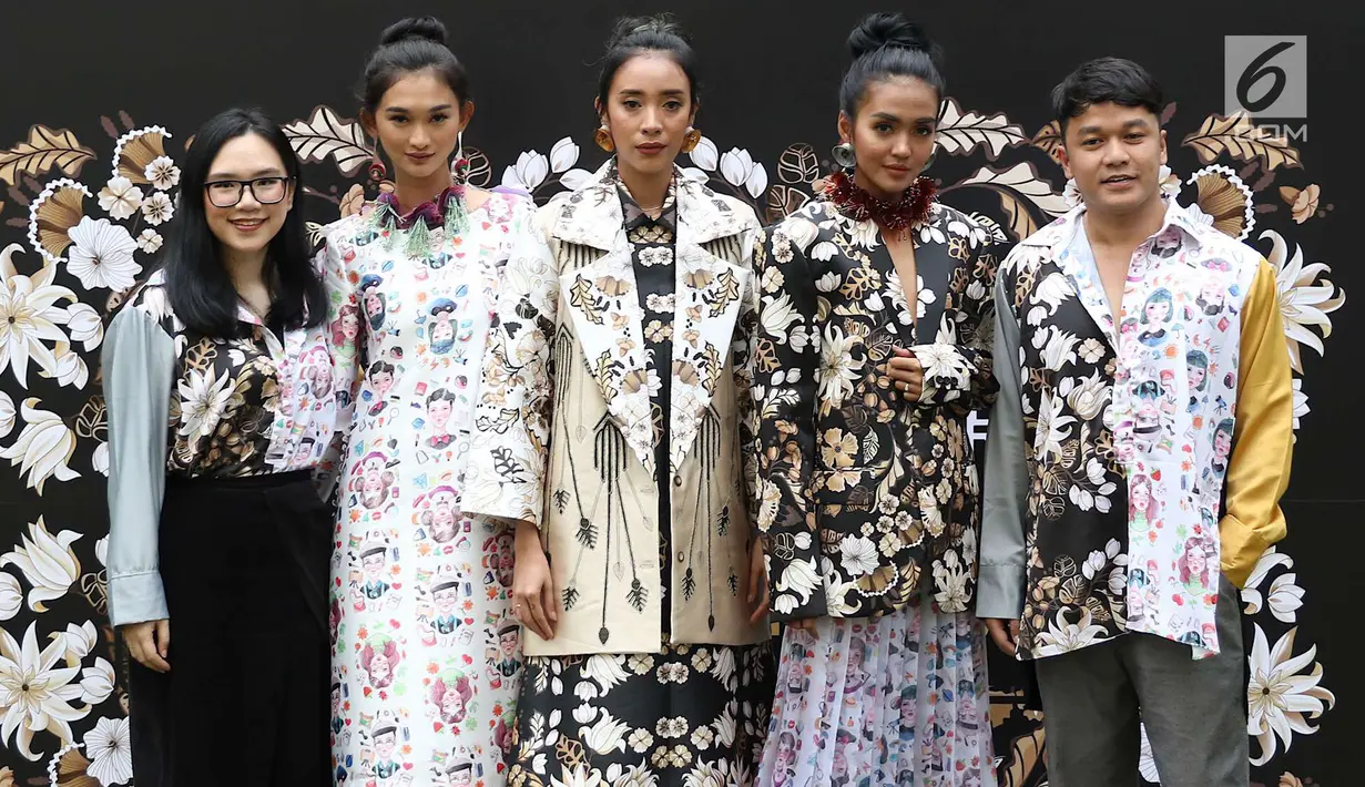Desainer Tities Sapoetra (kanan) bersama para model saat memamerkan busana rancangannya di Jakarta, Kamis (13/9). Tities akan menunjukkan rancangannya pada Fashion Division Paris Fashion Show Spring Summer 2019. (Liputan6.com/Immanuel Antonius)
