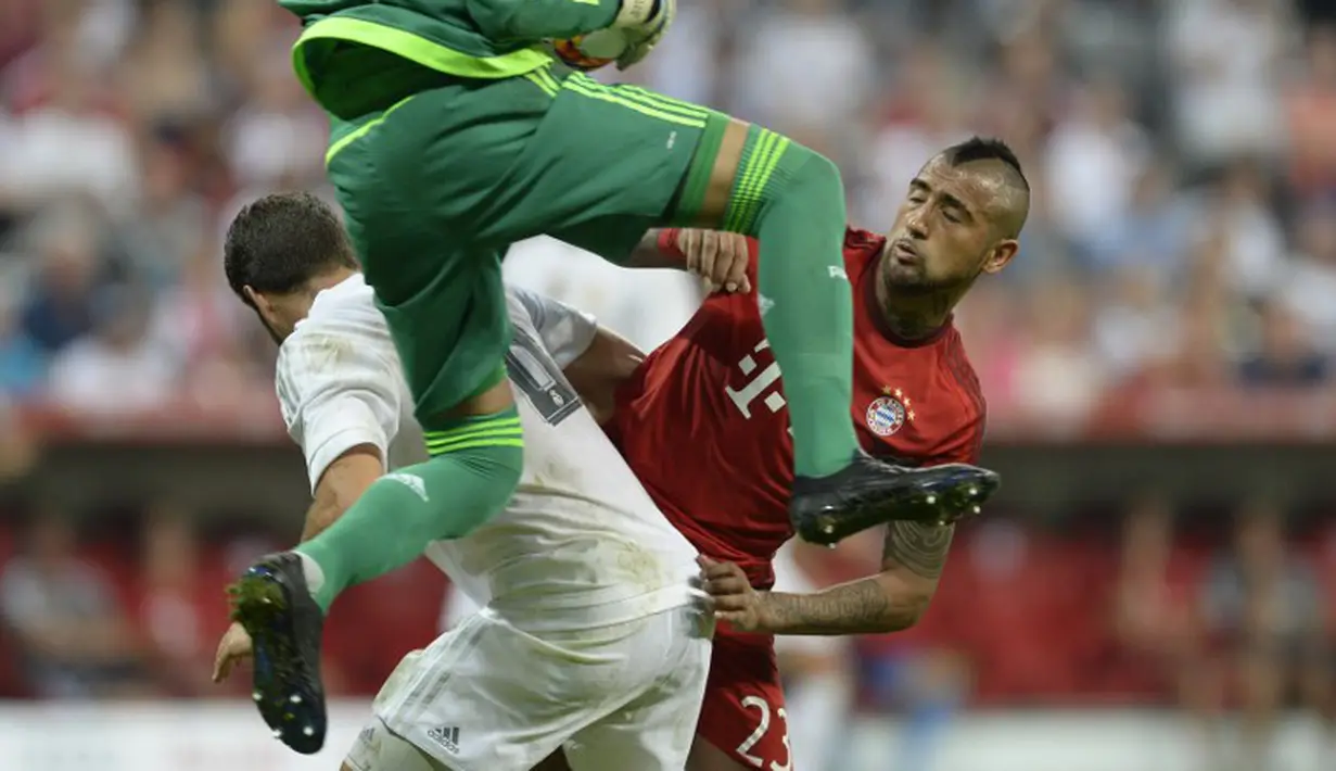 Pemain Bayern Munchen, Arturo Vidal, di hadang pemain Real Madrid, Nacho dan Keylor Navas dalam final Audi Cup 2015 yang berlangsung di Stadion Allianz Arena, Munchen, Jerman. Kamis (6/8/2015) dini hari WIB. (AFP Photo/Christof Stache)