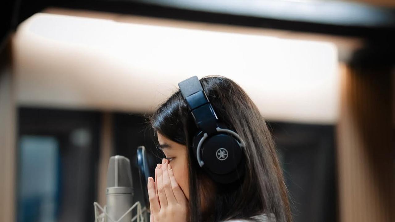 4 Potret Aqeela Calista Saat Rekaman Lagu, Isyaratkan Akan Rilis Single Baru dalam Waktu Dekat?