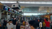 Suasana Terminal 3 Bandara Soekarno Hatta, pada saat arus mudik Lebaran Tahun 2023. Tampak ratusan penumpang antre mengular di loket maskapai.