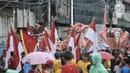 Atraksi liong saat perayaan Cap Go Meh Tahun Baru Imlek 2571 di Jatinegara, Jakarta, Minggu (9/2/2020). Meski hujan, perayaan Cap Go Meh berlangsung meriah dengan atraksi barongsai dan liong serta arakan dewa-dewa (rupang), mengelilingi kawasan Jatinegara. (merdeka.com/Iqbal S Nugroho)