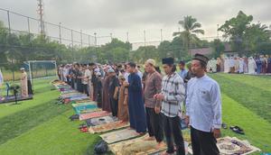 Jemaah Asy-Syifa Palangka Raya Salat Idulftri di Lapangan Twins Mini Soccer, Palangka Raya, Kalimantan Tengah