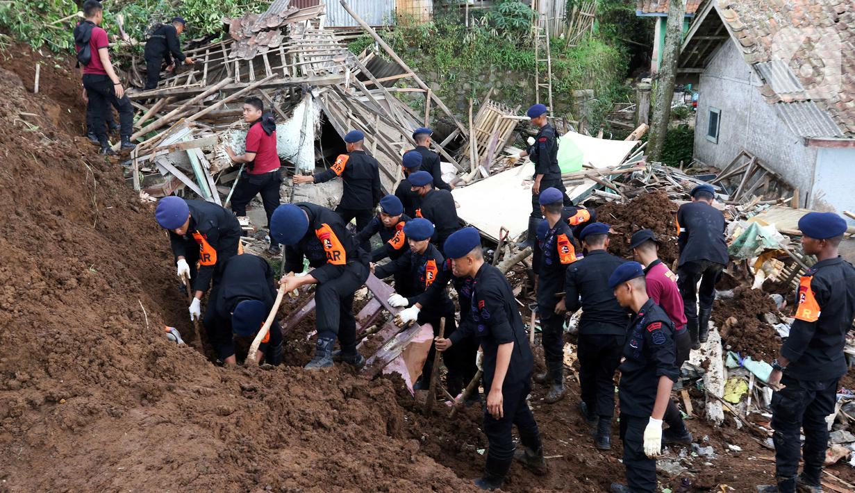 Tim SAR gabungan mencari korban yang tertimbun longsor akibat gempa berkekuatan magnitudo 5,6 di Cijendil, Kabupaten Cianjur, Jawa Barat, Rabu (23/11/2022). Puluhan warga di kawasan itu diperkirakan masih tertimbun longsor pascagempa yang mengguncang Cianjur pada 21 November 2022. (Liputan6.com/Herman Zakharia)