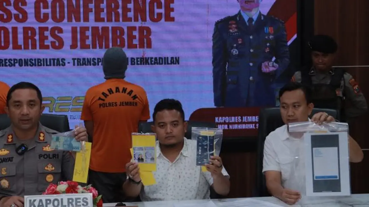 Kapolres Jember AKBP Nurhidayat (Kanan) menunjukan barang bukti kasus pemerasan saat pres Conference di Mapolres Jember (Istimewa)
