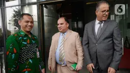 Wakil Ketua KPK Nurul Ghufron (kiri) bersama Duta Besar Tunisia untuk Indoensia Riadh Dridi (kanan) dan Wakil Konsulat Tunisia, Chaouki Moutley seusai melakukan pertemuan di Gedung KPK, Jakarta, Rabu (11/3/2020). Pertemuan membahas kerja sama terkait penanganan korupsi. (merdeka.com/Dwi Narwoko)