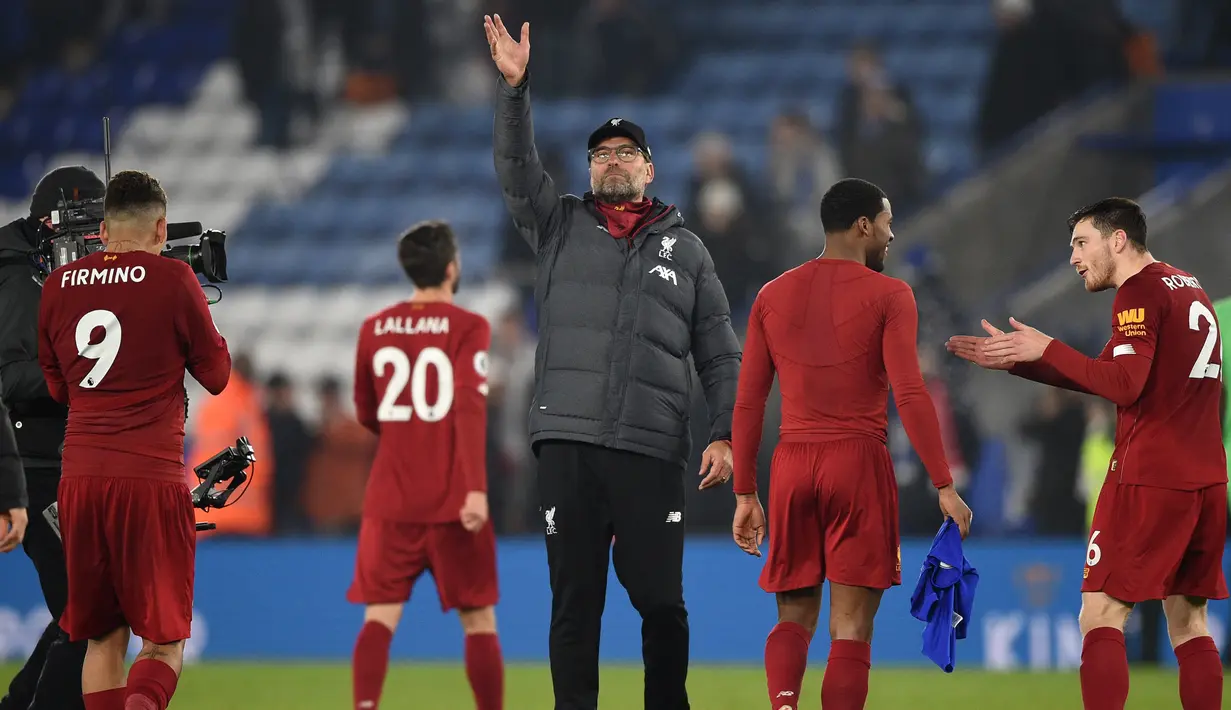 Pelatih Liverpool Jurgen Klopp (tengah) melambaikan tangan kepada para suporter ketika mereka merayakan kemenangan atas Leicester City pada pertandingan Liga Inggris di King Power Stadium, Leicester, Inggris, Kamis (26/12/2019). Liverpool menang 4-0. (Oli SCARFF/AFP)