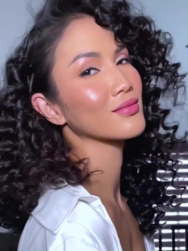 Aulia Sarah 'Badarawuhi' dengan Rambut Keriting