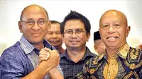 George Toisutta (kiri) dan Arifin Panigoro (kanan) menyatakan akan terus maju dalam pencalonan kepengurusan PSSI periode 2011-2015, di Jakarta.(Antara)