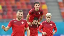 Enis Bardhi (atas) tampil mengejutkan di Kualifikasi Piala Dunia 2022 zona Eropa. Ia mampu mengantarkan Makedonia Utara mencapai babak play-off untuk pertama kalinya. Gelandang 26 tahun itu telah mencetak 4 gol dan 2 assist dari 8 laga di ajang tersebut. (AFP/Pool/Daniel Mihailescu)